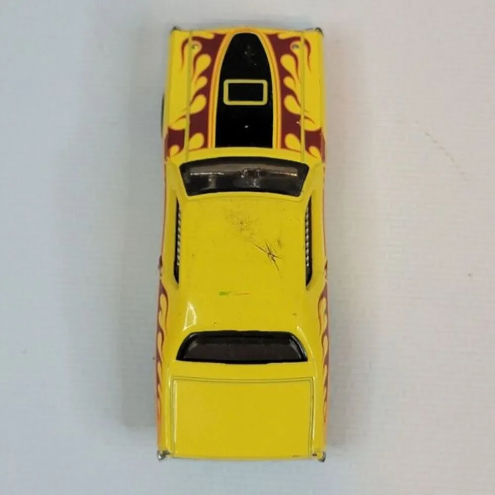 Hot Wheels ‘08 Dodge Challenger SRT8 White / '71 Dodge Charger Red‎ Lines Yellow